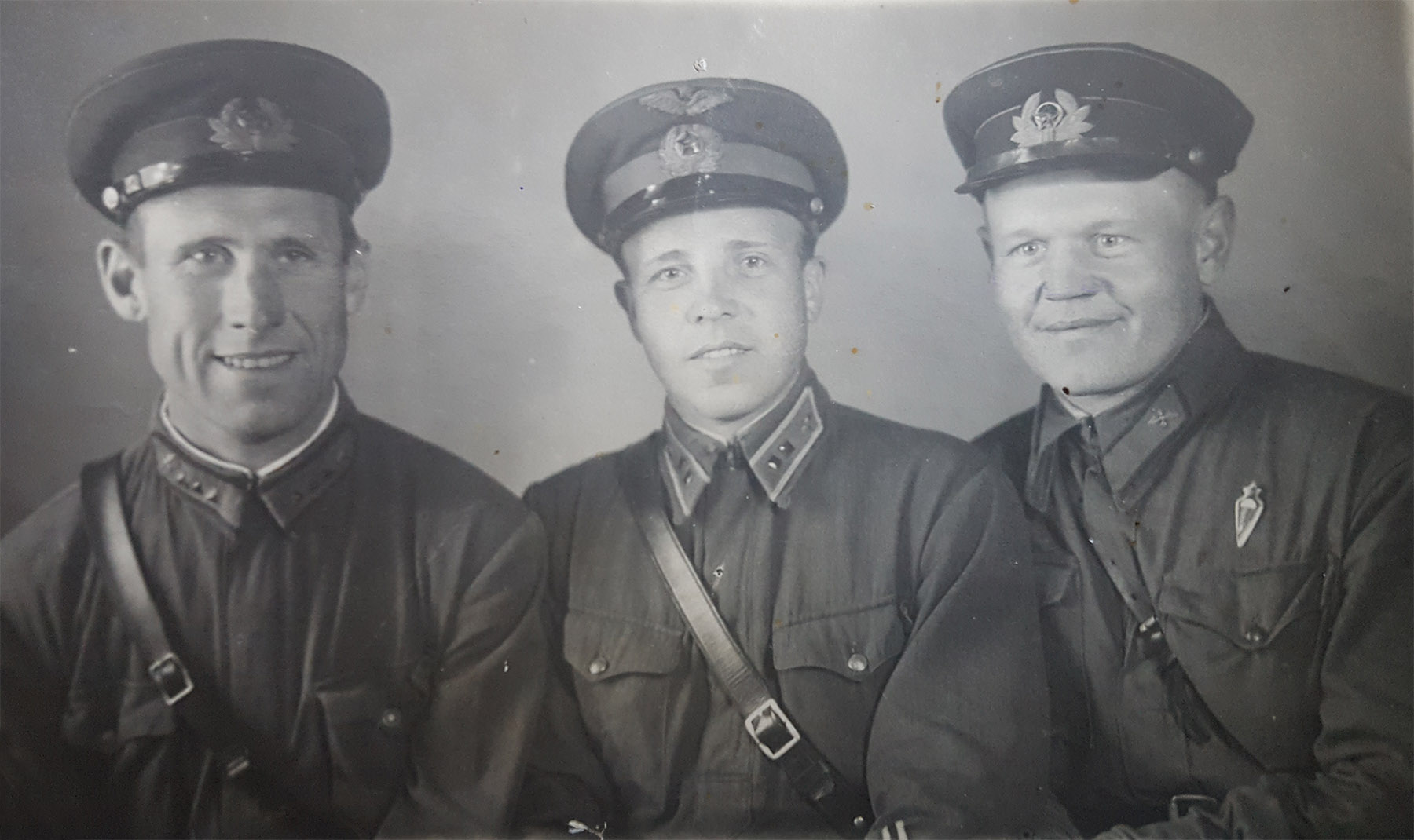Баранов Александр Иванович (в центре) с боевыми товарищами